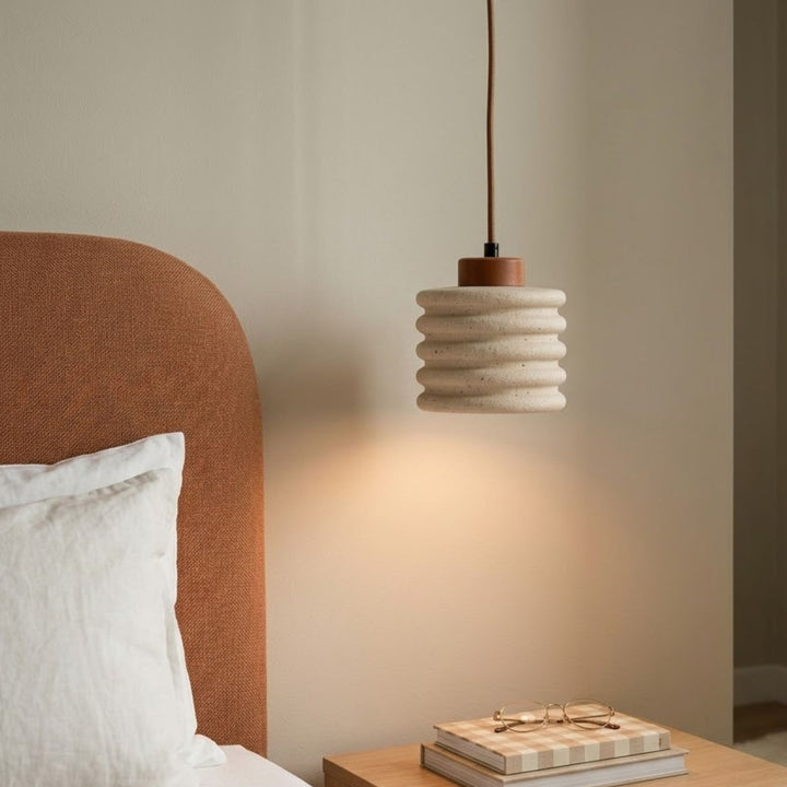 Lumo beige taklampa i sovrum med mjukt ljus, textil sänggavel och modern inredning