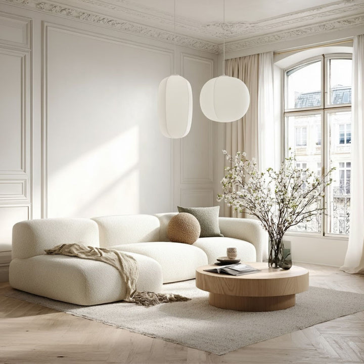 Taklampa Nebbia placerad i vardagsrum med skandinavisk inredning