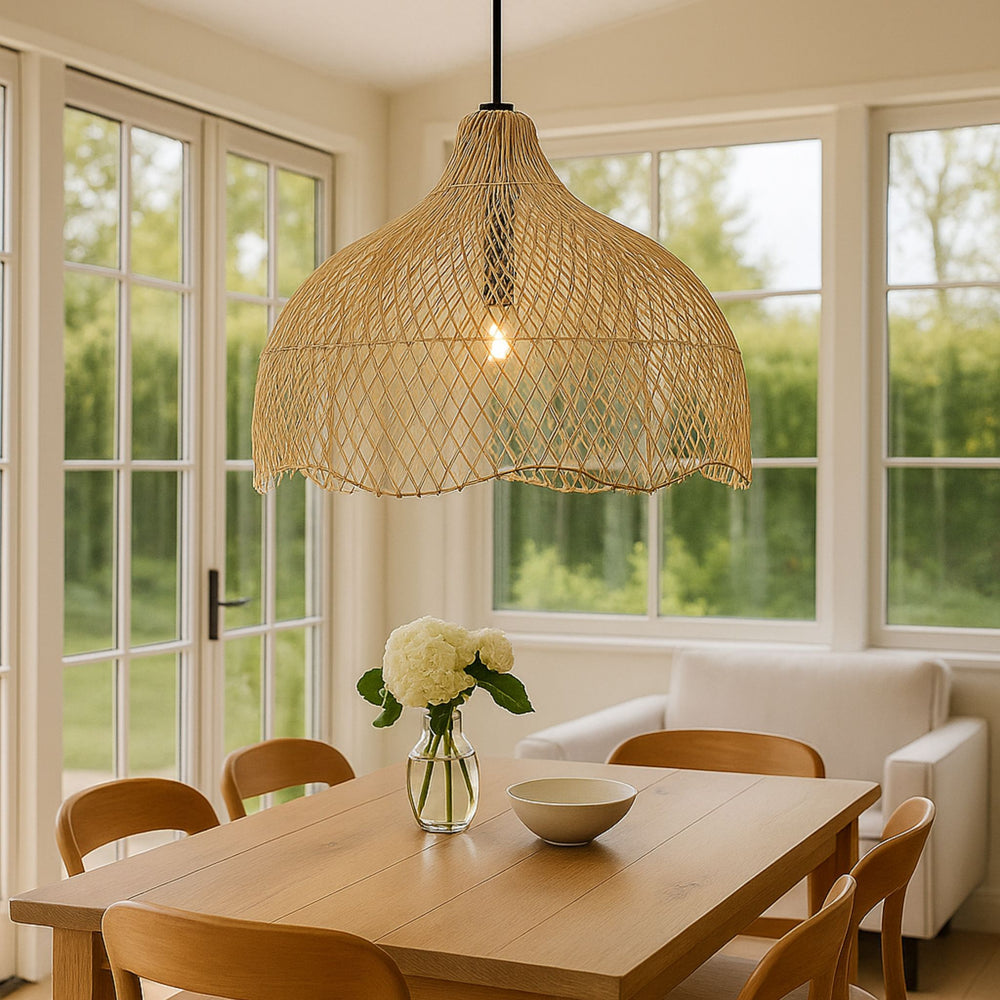 Taklampa Nest i naturfärgat flätat material över matbord i ljus och harmonisk miljö
