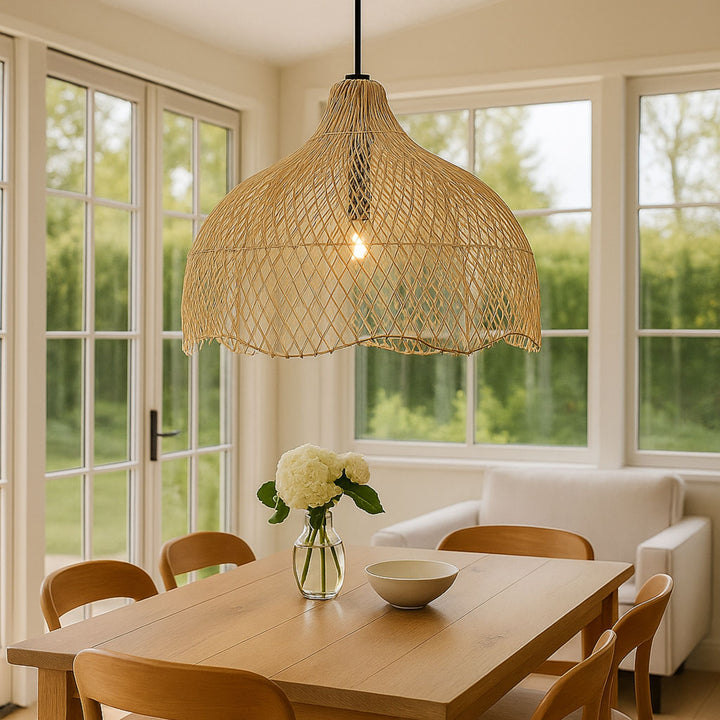Taklampa Nest i naturfärgat flätat material över matbord i ljus och harmonisk miljö