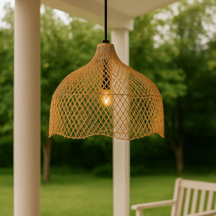 Taklampa Nest i naturfärgat flätat material i ljus och harmonisk uterums miljö