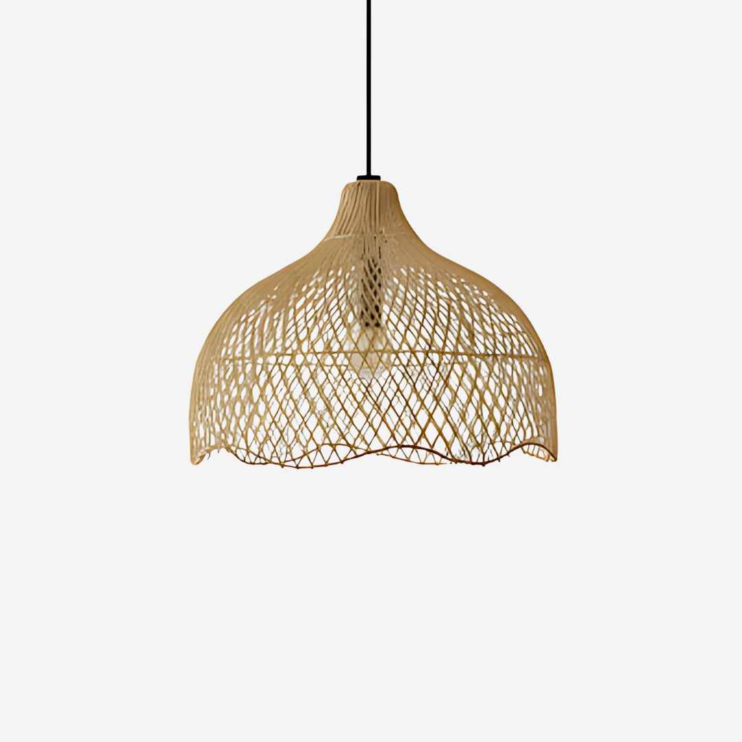 Taklampa Nest i naturfärgat flätat material med mjukt formspråk och synlig ljuskälla