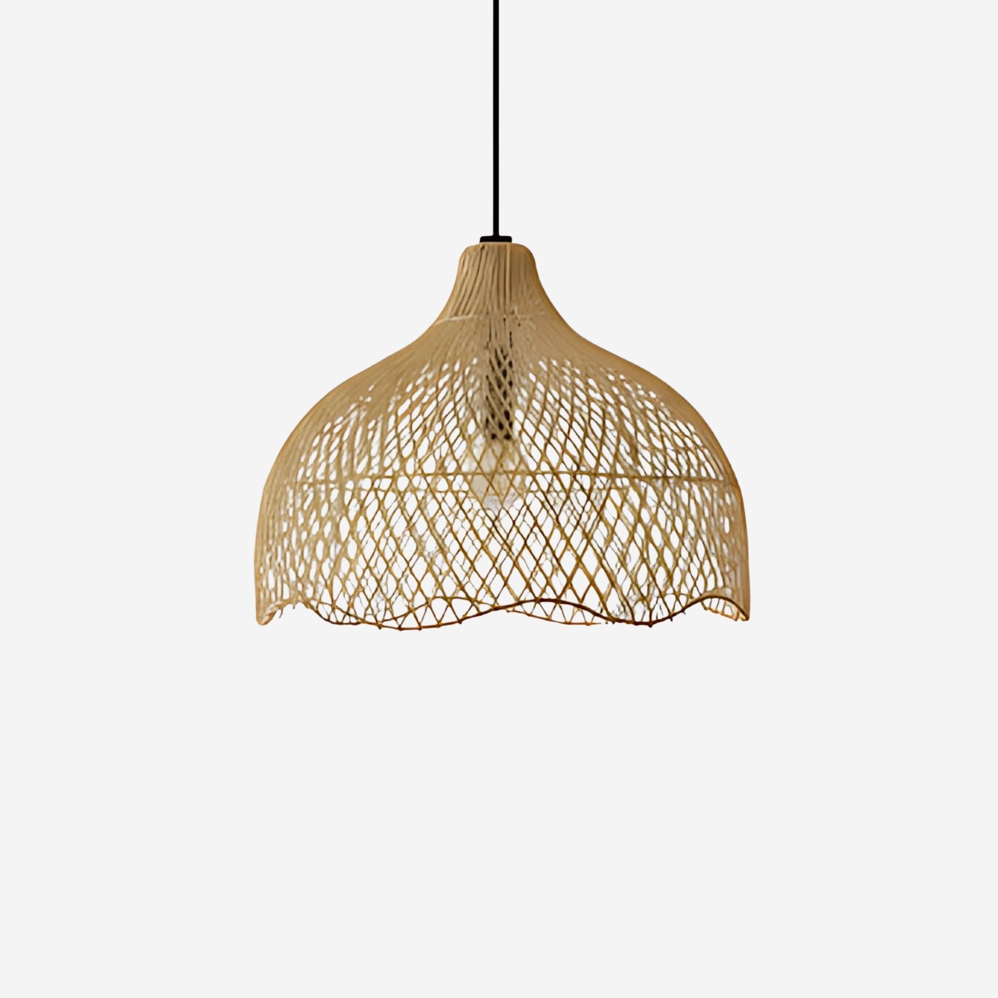 Taklampa Nest i naturfärgat flätat material med mjukt formspråk och synlig ljuskälla