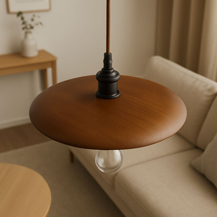 Detaljbild på Taklampa Oakly med brun lampskärm i ek och svart upphängning 