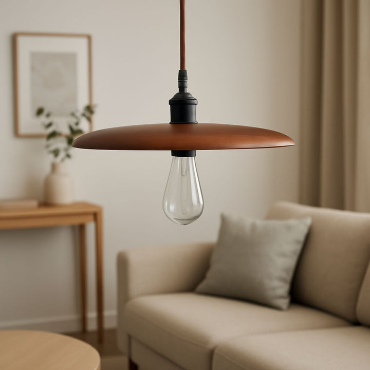 Taklampa Oakly i ek placerad i vardagsrum över soffbord – dekorativ pendellampa som skapar varm och mjuk belysning