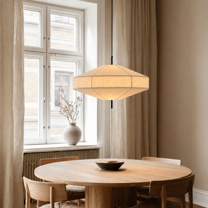 Taklampa Pagoda hängande över köksbord i harmonisk miljö