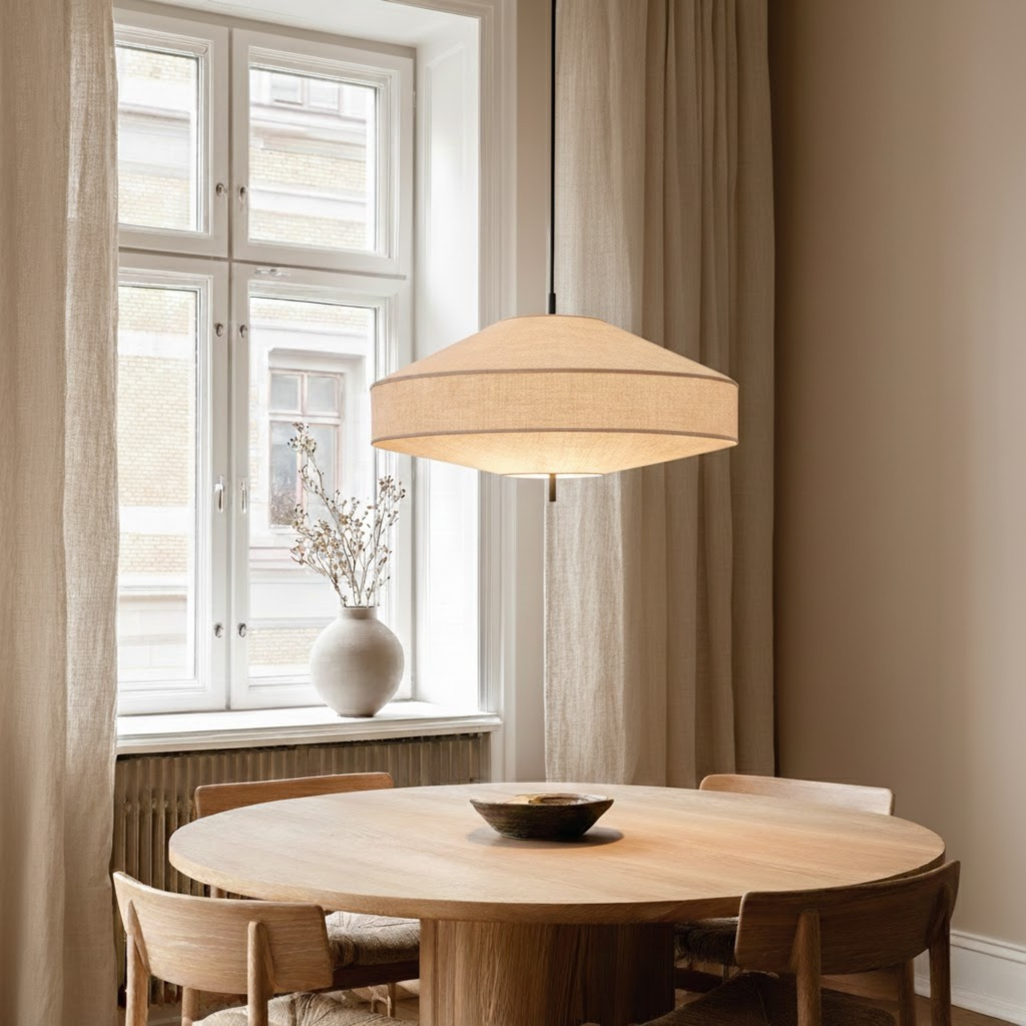 Taklampa Pagoda hängande över köksbord i harmonisk miljö