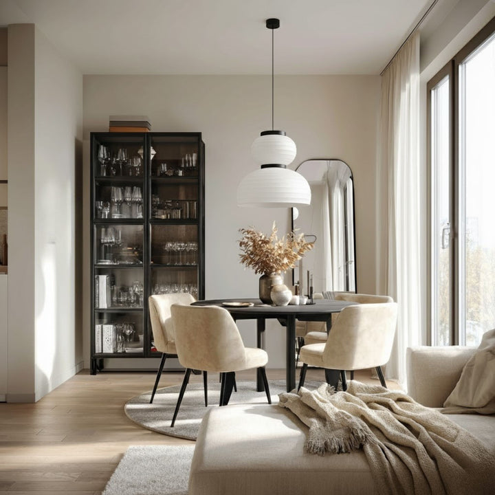 Taklampa podium placerad över matbord i skandinavisk interiör