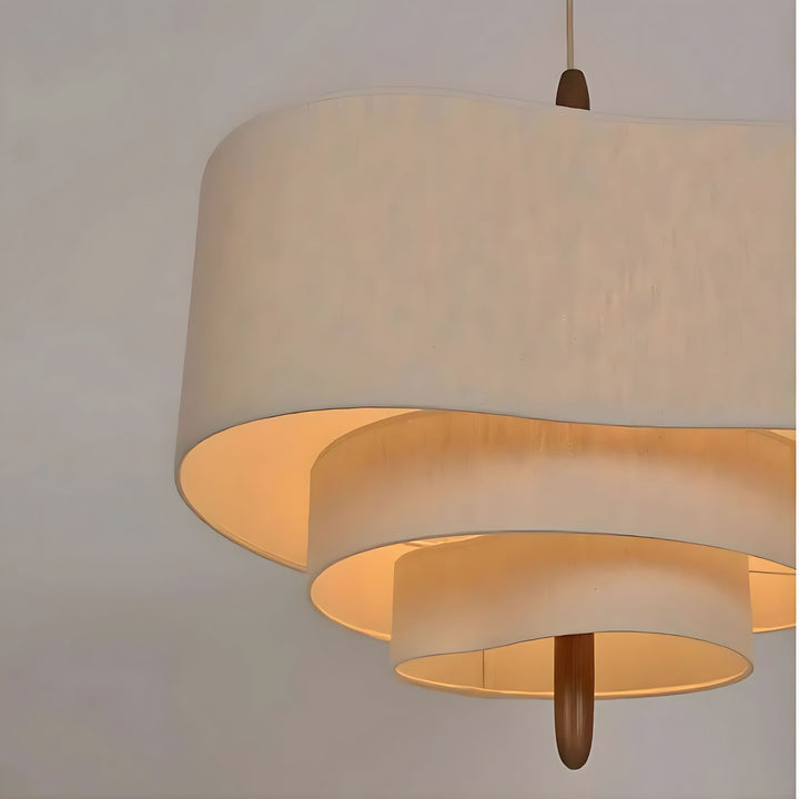 Närbild på taklampa Rondo med trädetalj och textilskärm