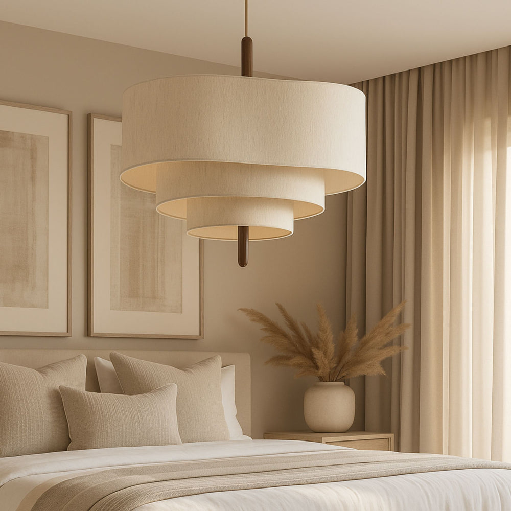 Taklampa Rondo placerad över säng i lugn sovrumsmiljö