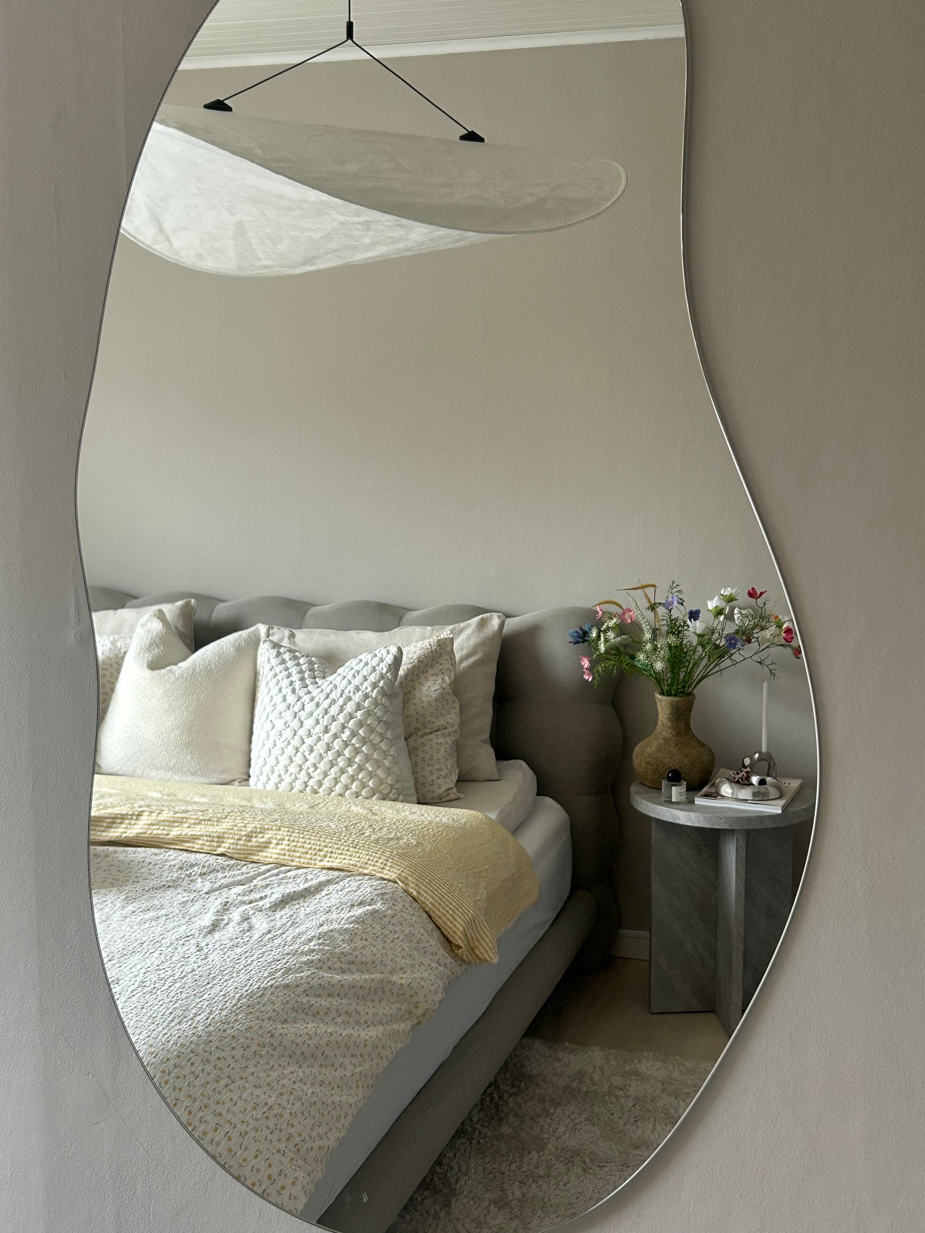 Tambour taklampa i textil med varm belysning