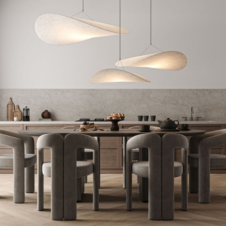 Taklampa Sailing i grupp över matbord, elegant och balanserad belysning i modern matsalsmiljö.