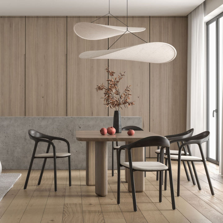 Taklampa Sailing över matbord i stilren matsal, designbelysning som ger rummet karaktär och djup.