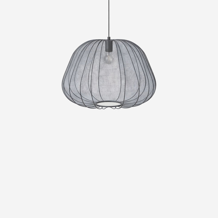 Sfera Piatta taklampa med rund och låg form i grå textilskärm med metallstomme, i modern och stilren skandinavisk design.