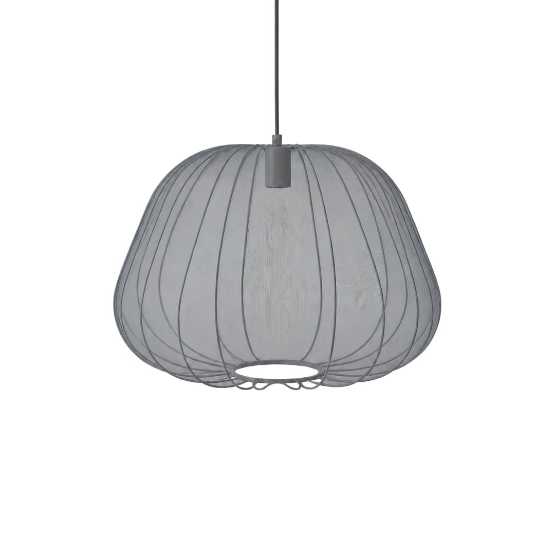 Sfera Piatta taklampa med rund och låg form i grå textilskärm med metallstomme, i modern och stilren skandinavisk design.