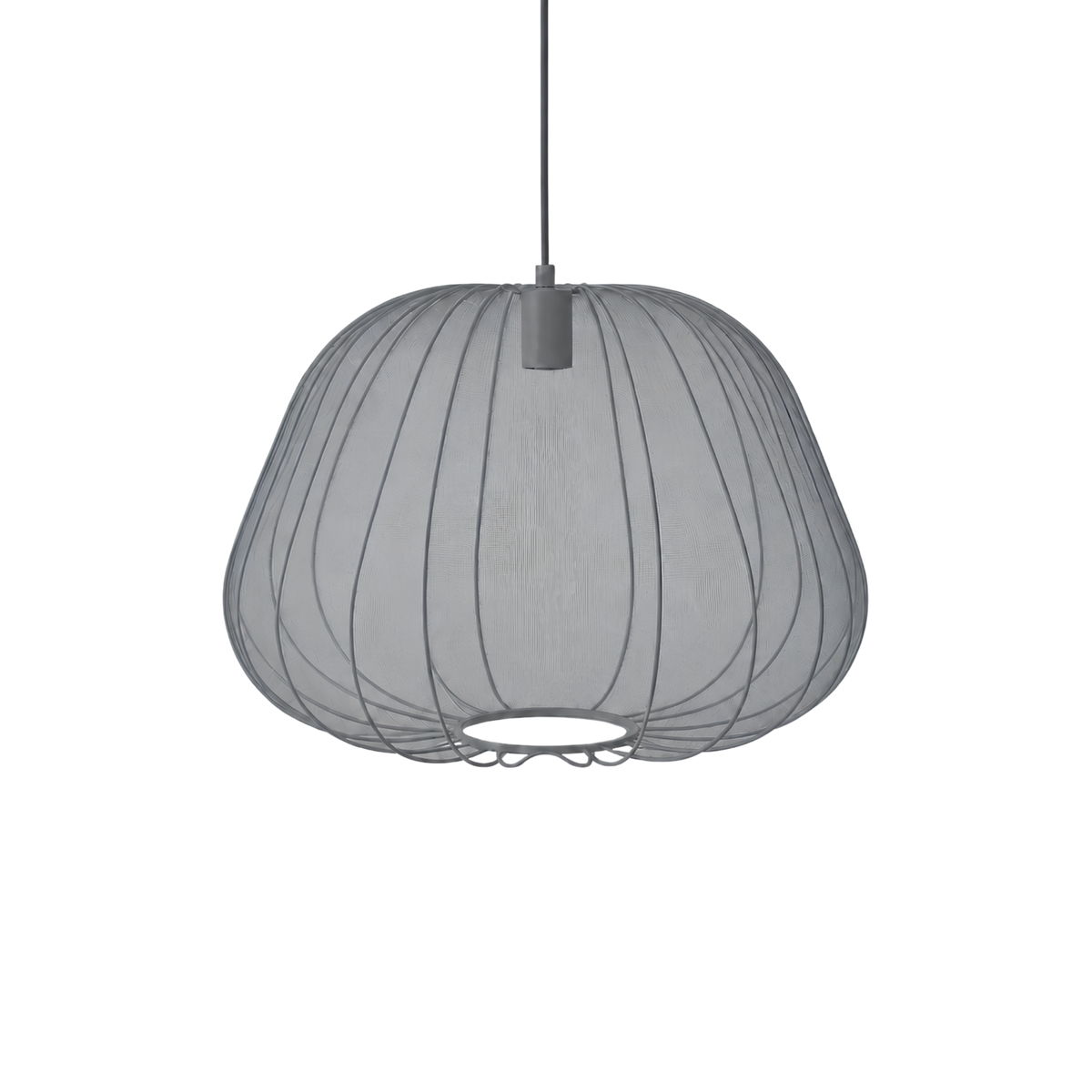 Sfera Piatta taklampa med rund och låg form i grå textilskärm med metallstomme, i modern och stilren skandinavisk design.