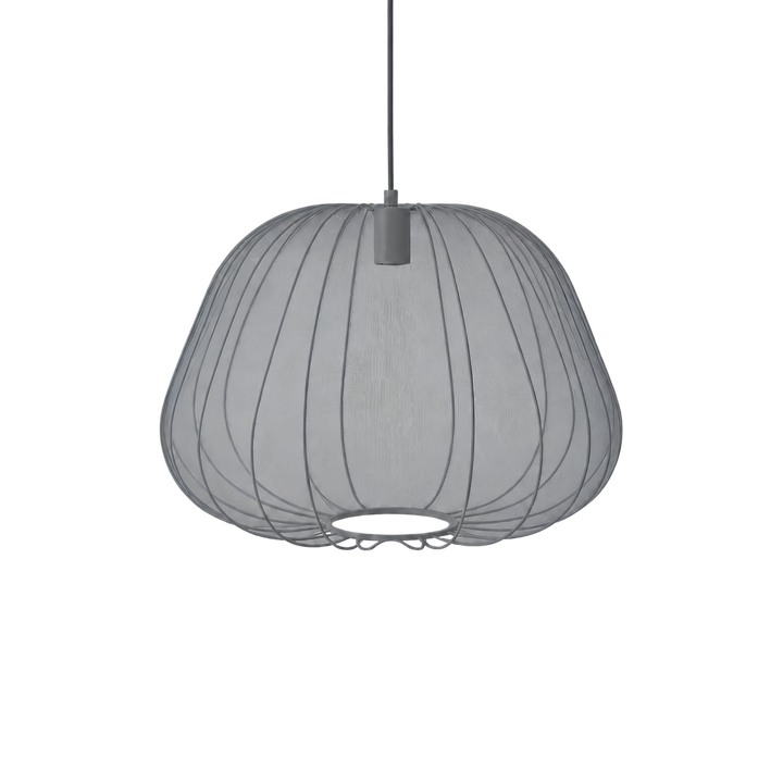 Sfera Piatta taklampa med rund och låg form i grå textilskärm med metallstomme, i modern och stilren skandinavisk design.