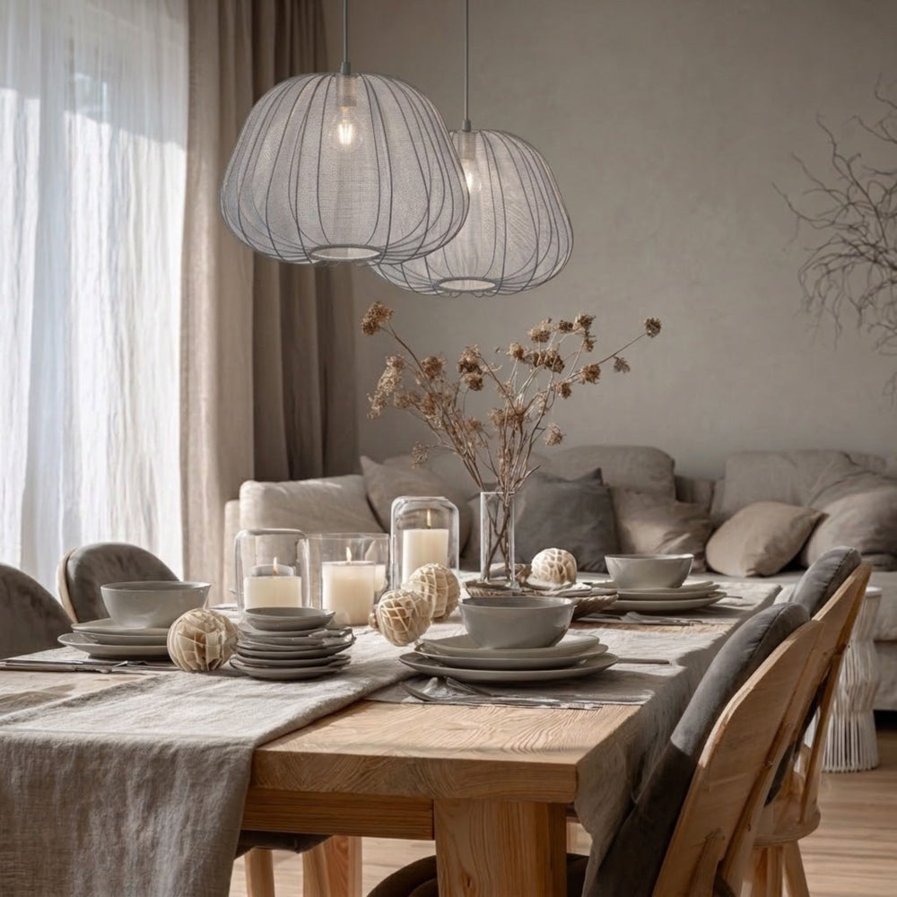 Sfera Piatta taklampa med rund form och textilskärm hängande över matbord i varm och stilren skandinavisk inredning med naturliga material och mjuka toner.