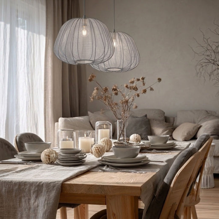 Sfera Piatta taklampa med rund form och textilskärm hängande över matbord i varm och stilren skandinavisk inredning med naturliga material och mjuka toner.