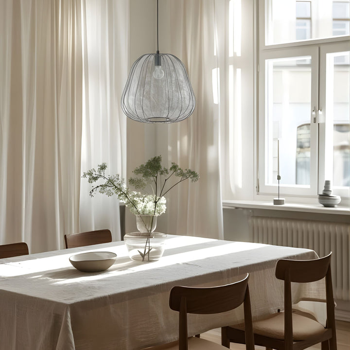 Sfera Tonda taklampa med rund form i grå textilskärm hängande över matbord vid fönster i ljus och stilren skandinavisk inredning med naturliga material.
