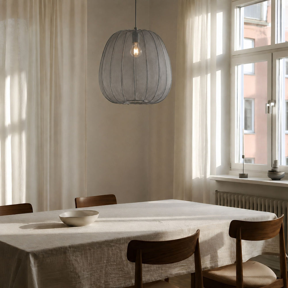 Sfera Tonda taklampa med rund form i grå textilskärm hängande över matbord vid fönster i ljus och stilren skandinavisk inredning med naturliga 