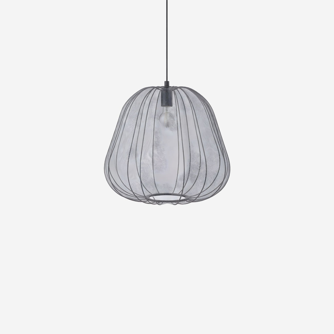 Sfera Tonda taklampa med mjukt rund form i grå textilskärm med metallstomme, i modern skandinavisk design.