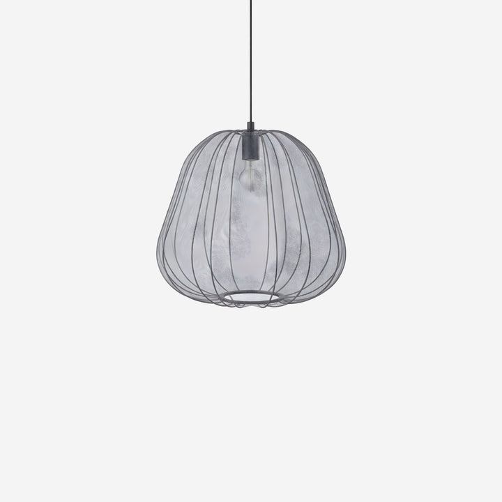 Sfera Tonda taklampa med mjukt rund form i grå textilskärm med metallstomme, i modern skandinavisk design.