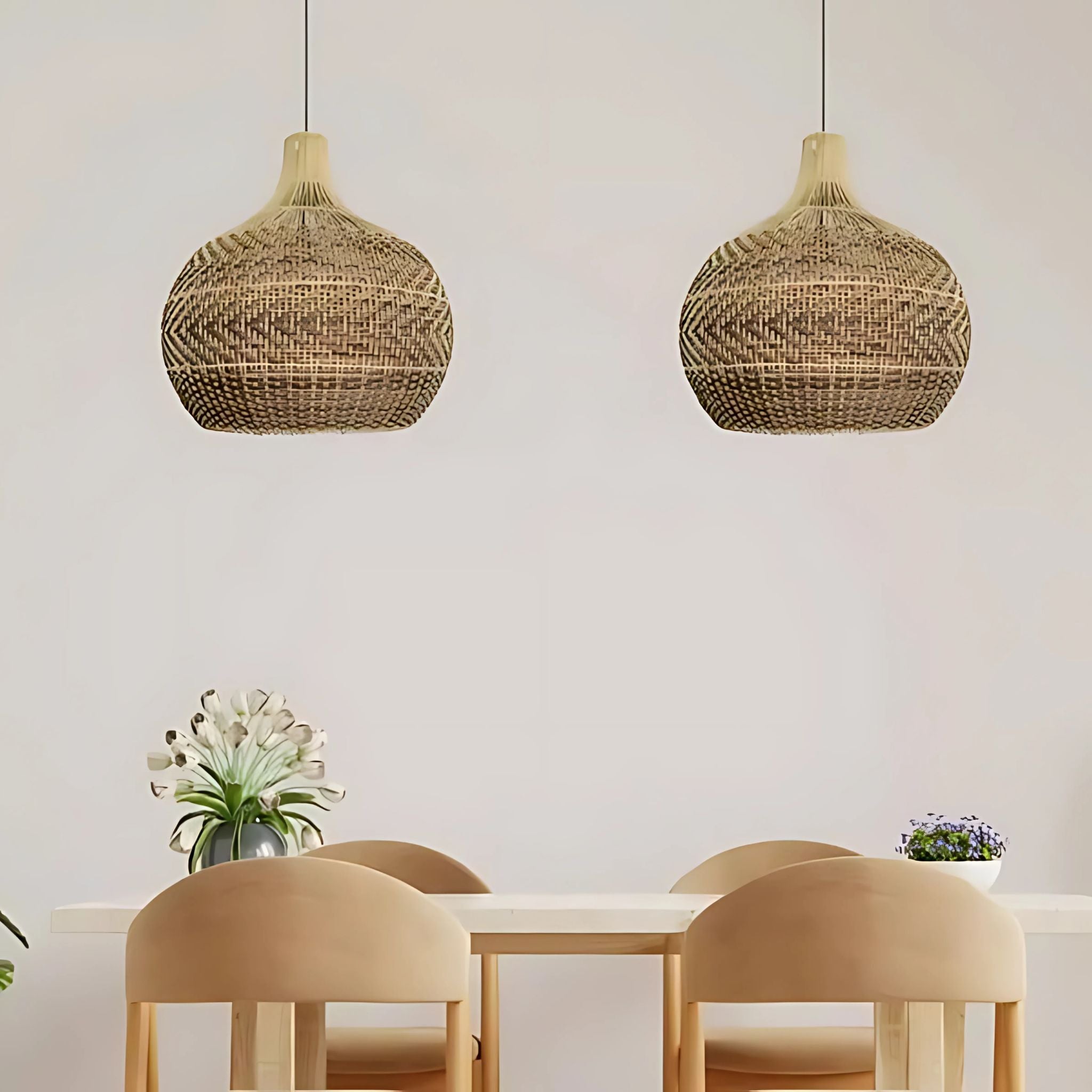 Taklampa Sierra monterad över matplats i lugn skandinavisk interiör