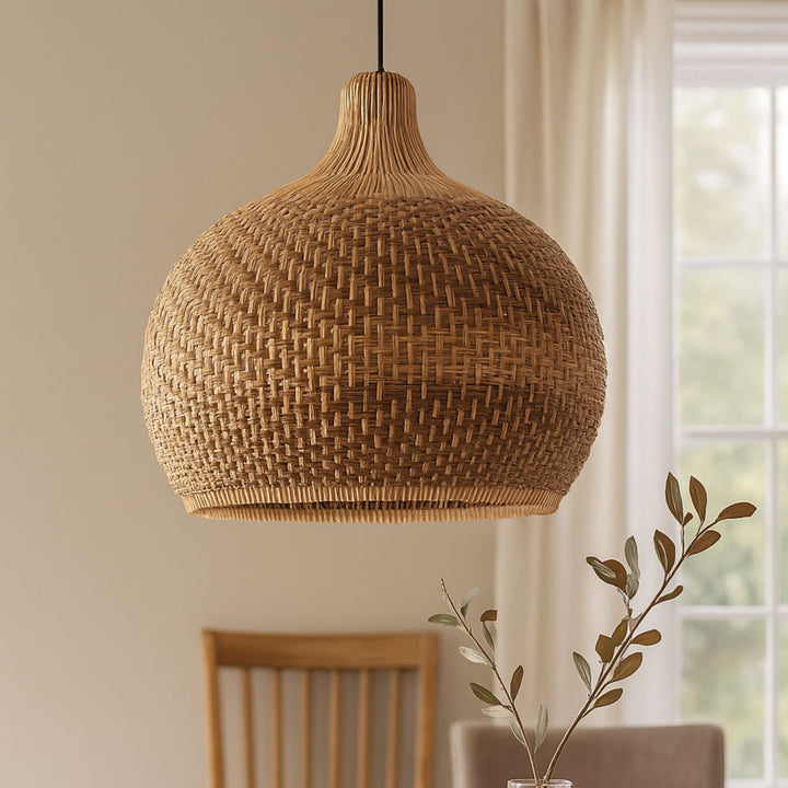 Taklampa Sierra i handflätat naturmaterial i harmonisk miljö