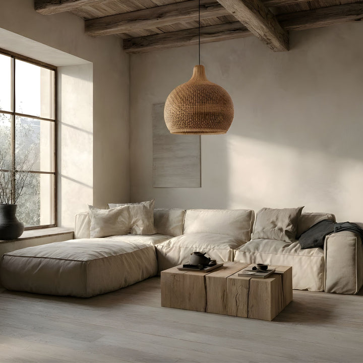 Taklampa Sierra monterad i vardagsrum med naturliga material och mjukt ljus