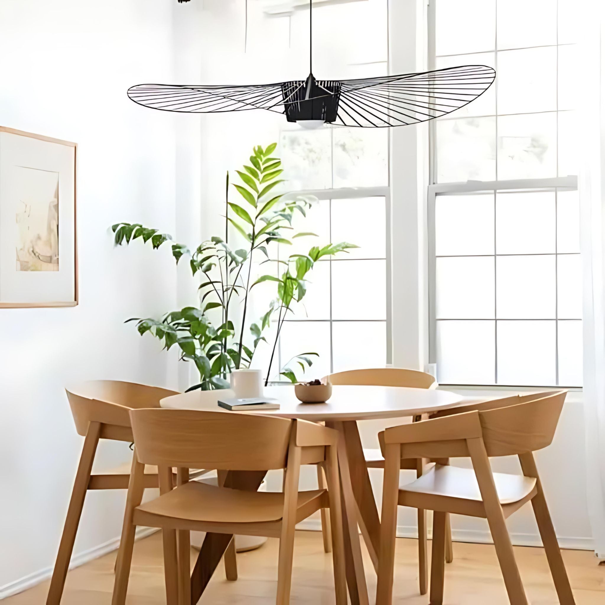 Taklampa Slokhatt ovanför köksbord i modern bostad med ljusa ytor och harmonisk färgskala.