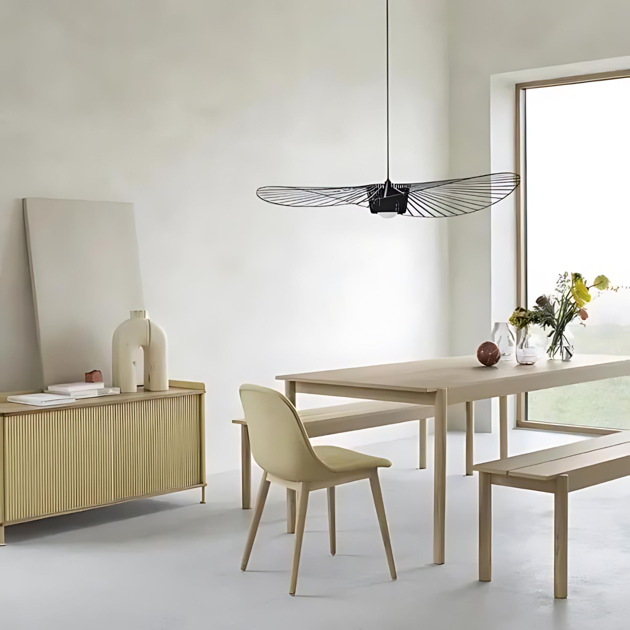 Taklampa Slokhatt i svart placerad ovanför matbord i ljus skandinavisk miljö med naturmaterial och minimalistisk inredning.