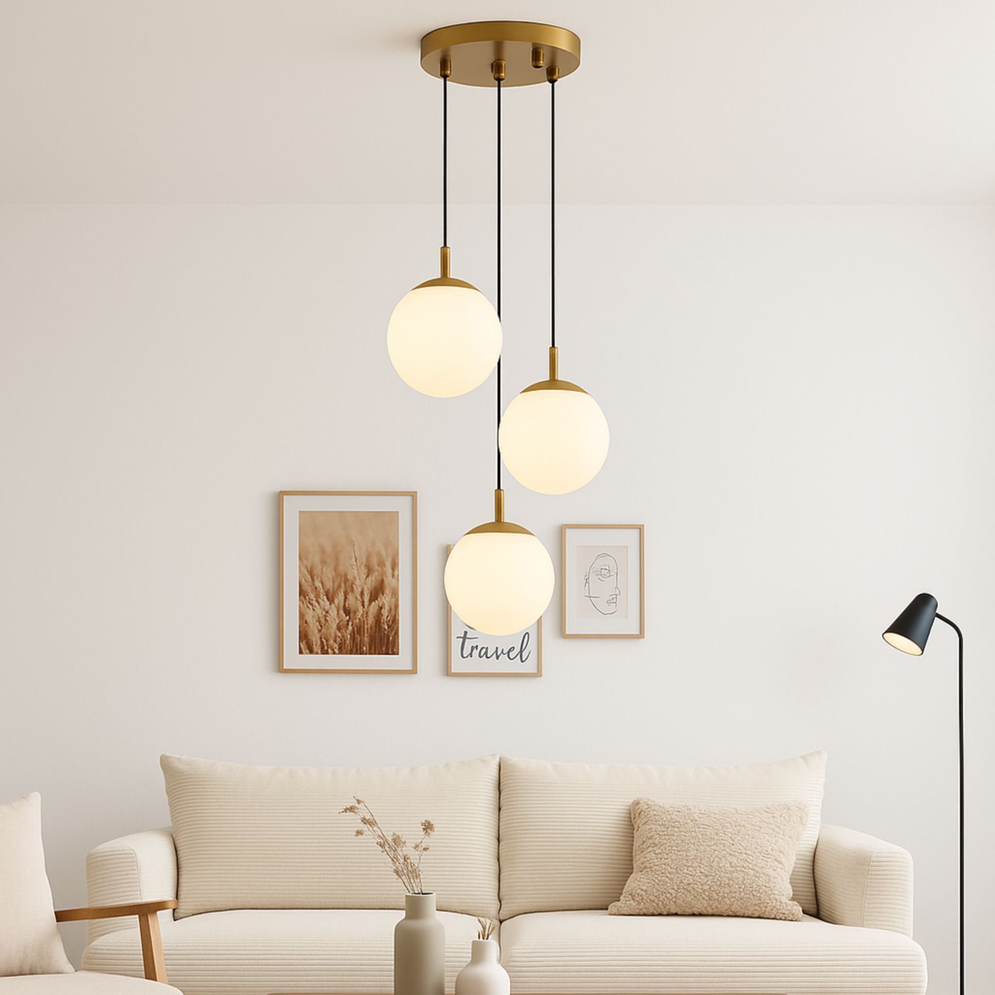 Taklampa Stockholm i mässing tänd i vardagsrum med skandinavisk inredning