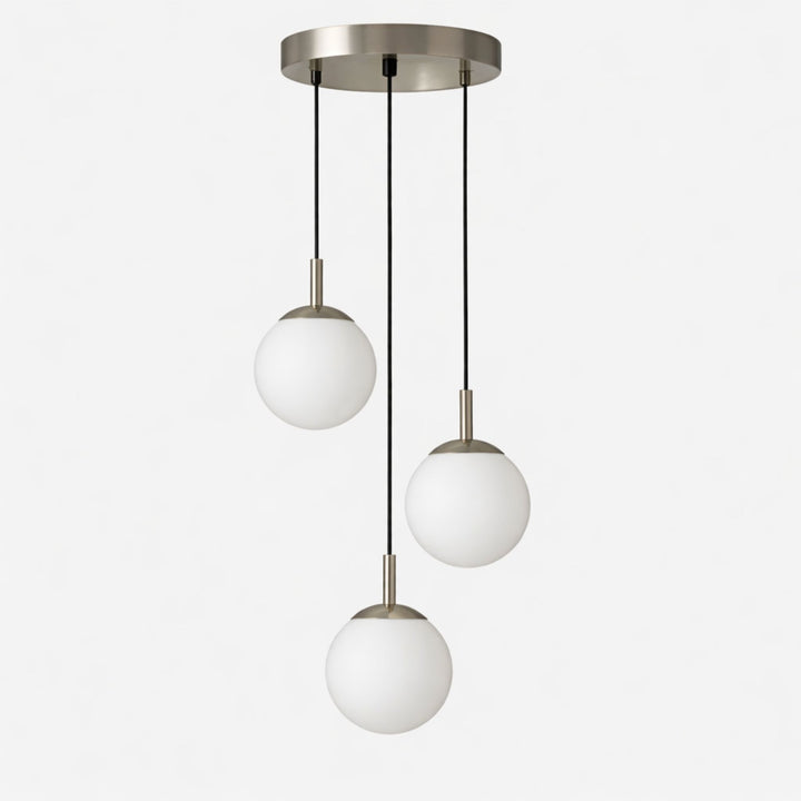 Taklampa Stockholm i silver med tre vita glaskupor