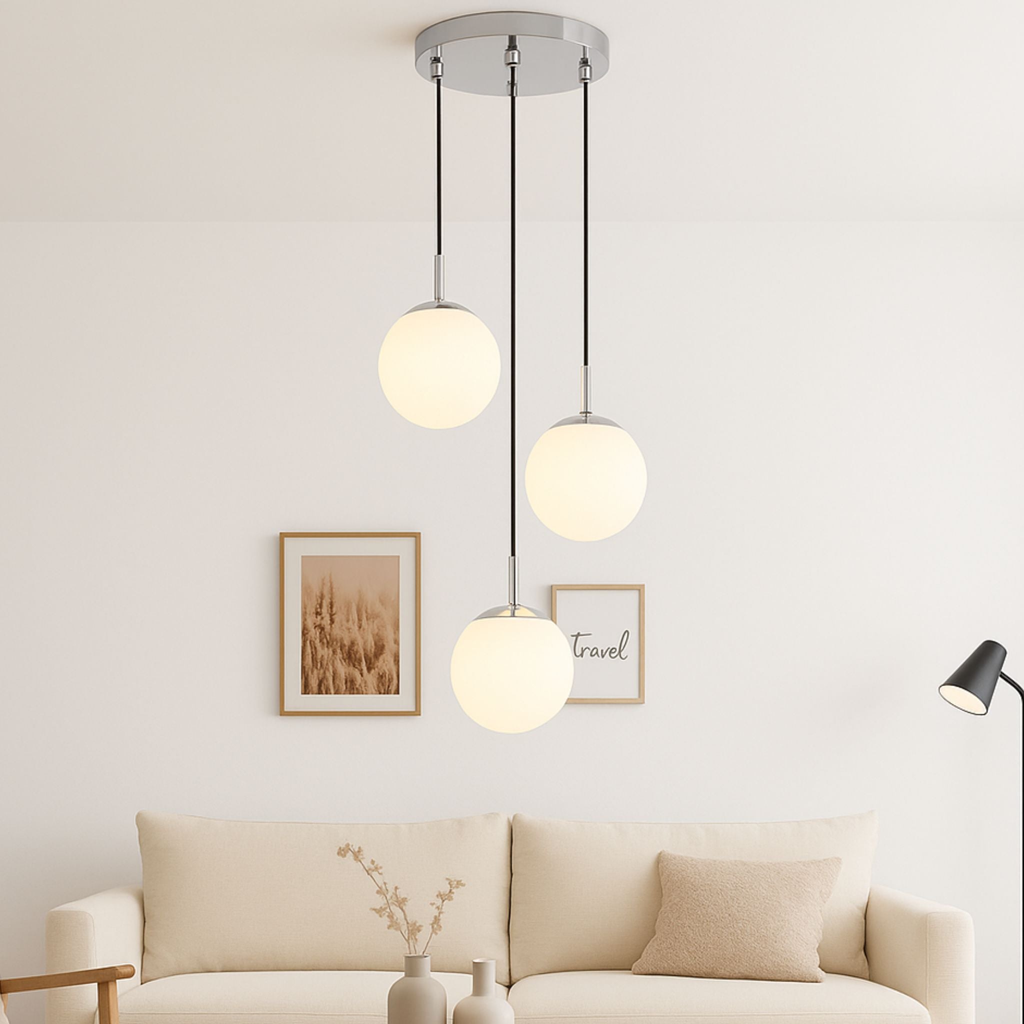 Taklampa Stockholm i silver tänd i vardagsrum med skandinavisk inredning