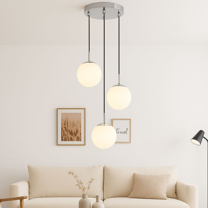 Taklampa Stockholm i silver tänd i vardagsrum med skandinavisk inredning