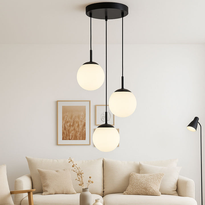 Taklampa Stockholm i svart tänd i vardagsrum med skandinavisk inredning