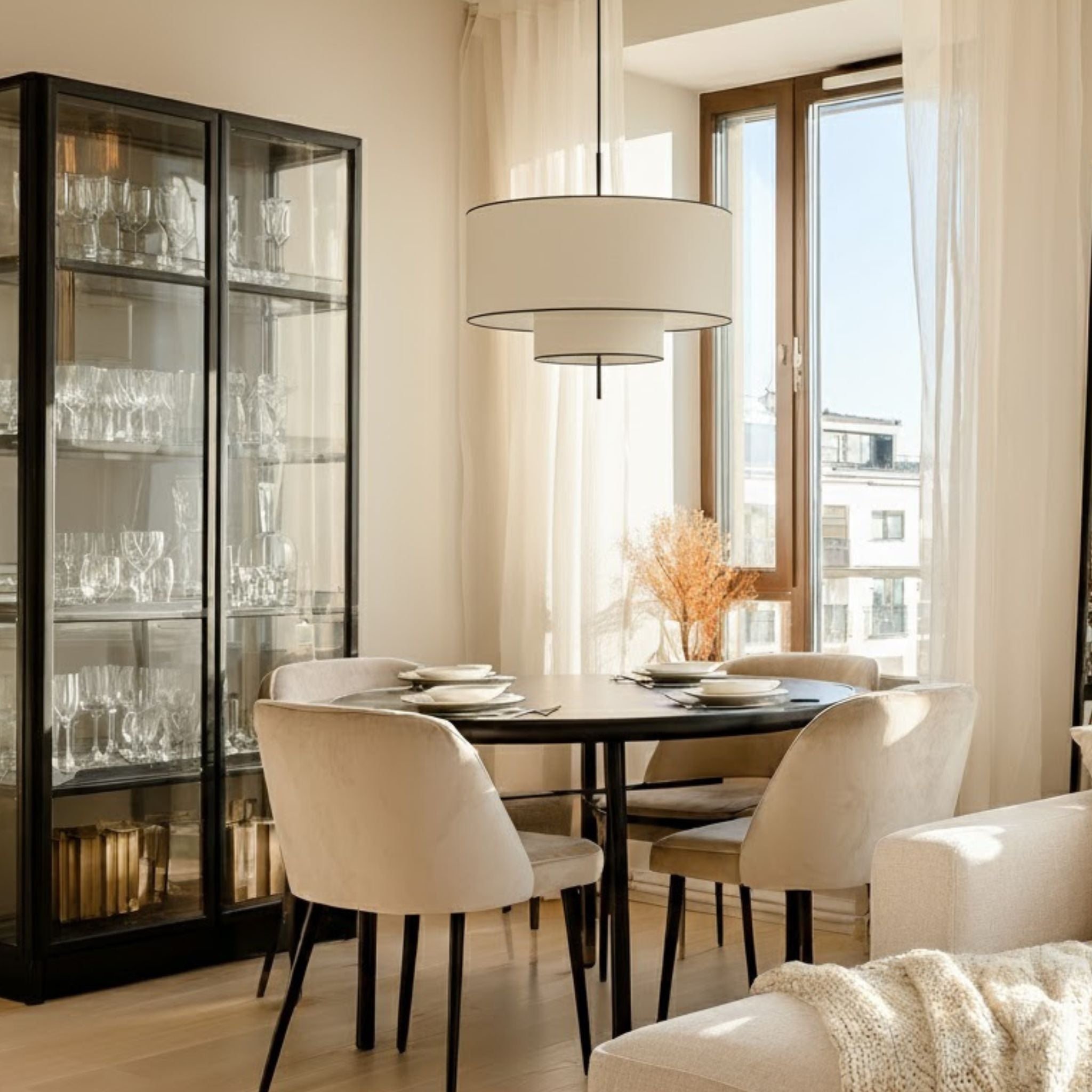 Taklampa Tambour över matbord i matsal med vitrinskåp och dagsljus