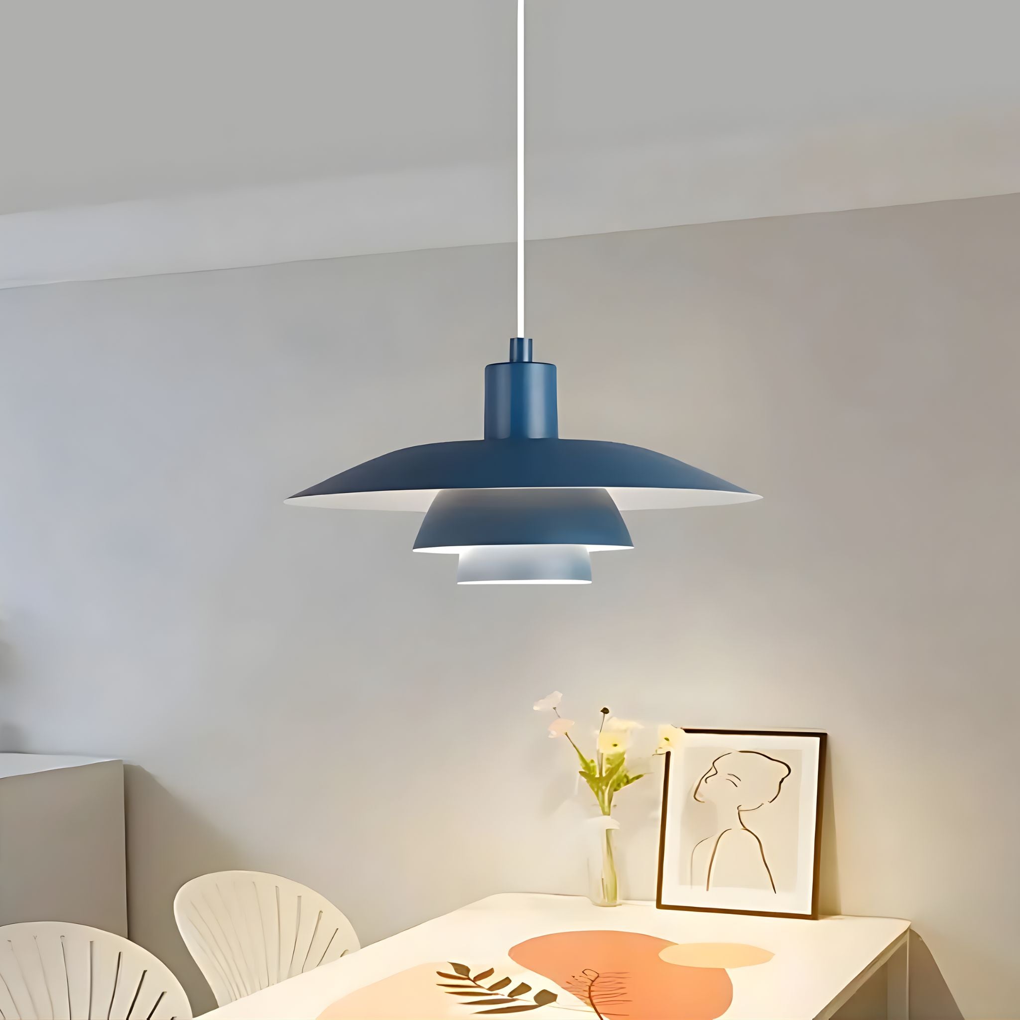 Taklampa Ufo i blå - över matbord i modern skandinavisk miljö med stilren design.