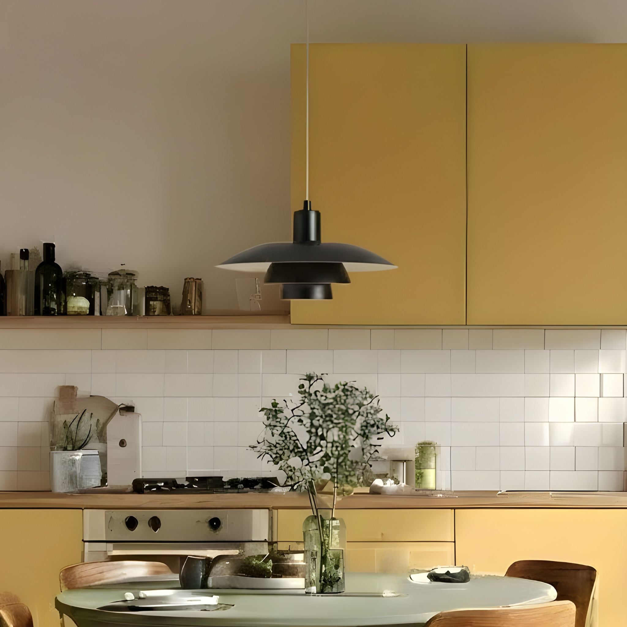 Taklampa Ufo i svart - modernt kök med gula skåp och stilren skandinavisk inredning.