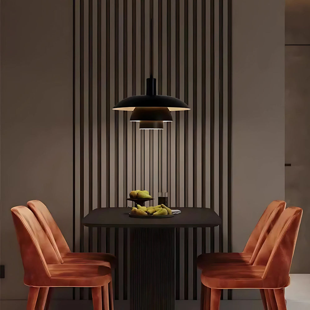 Taklampa Ufo i svart - över matbord i mörk och elegant miljö med mjuk stämningsbelysning.