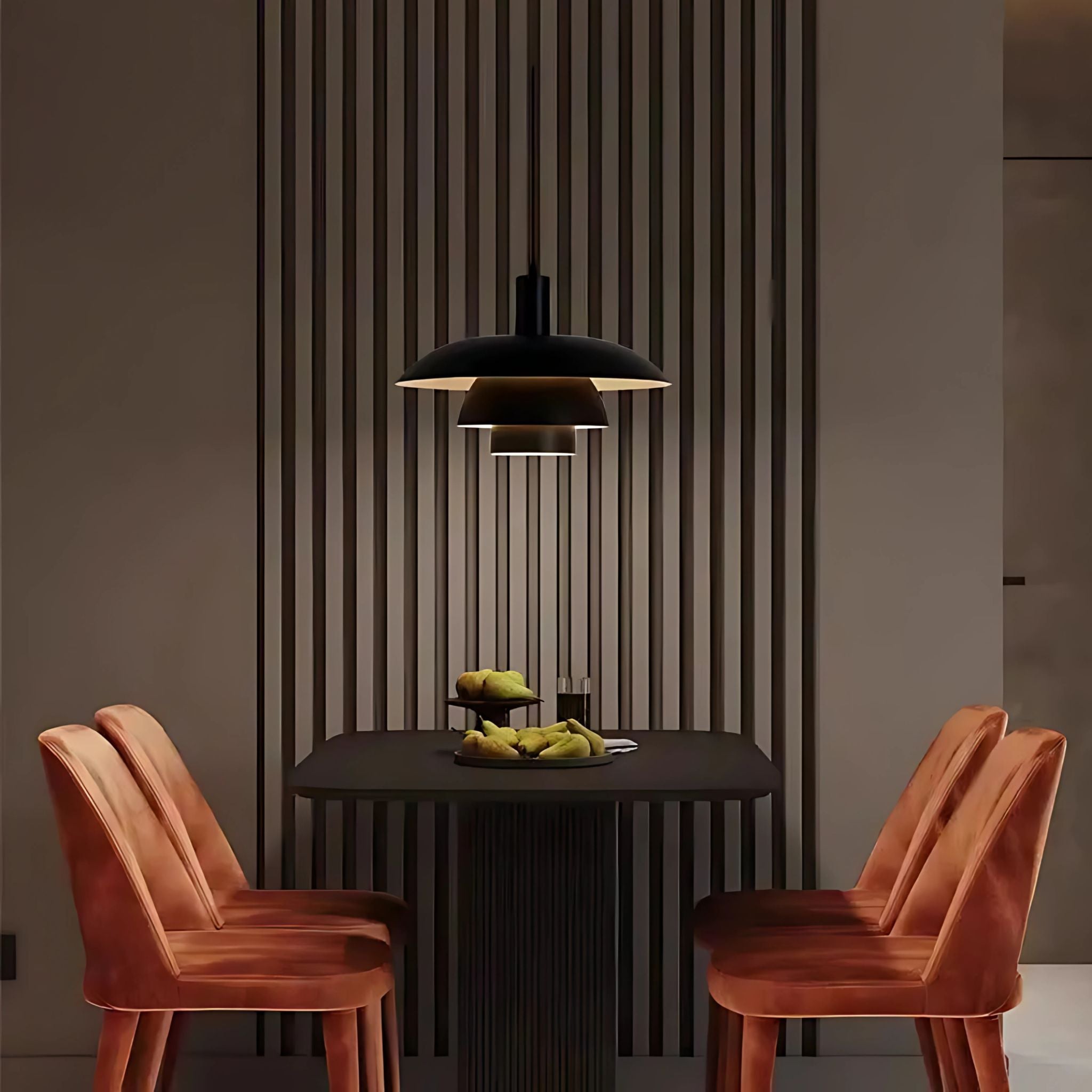 Taklampa Ufo i svart - över matbord i mörk och elegant miljö med mjuk stämningsbelysning.