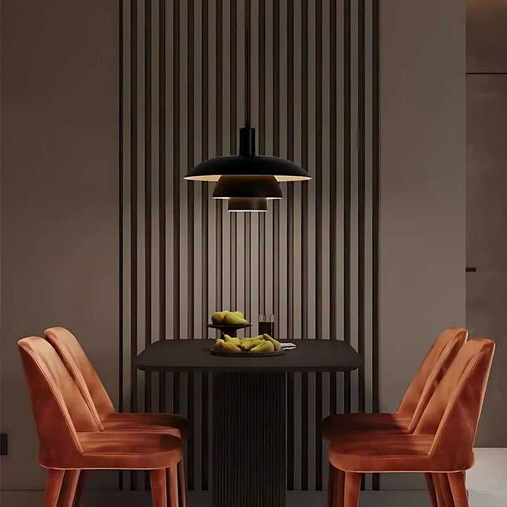 Taklampa Ufo i svart - över matbord i mörk och elegant miljö med mjuk stämningsbelysning.