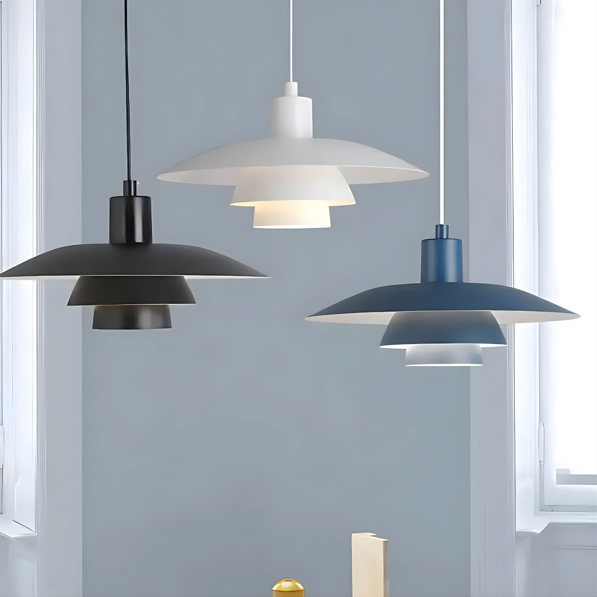 Taklampa Ufo i färgerna vit, svart och blå – modern design med skandinaviskt uttryck.