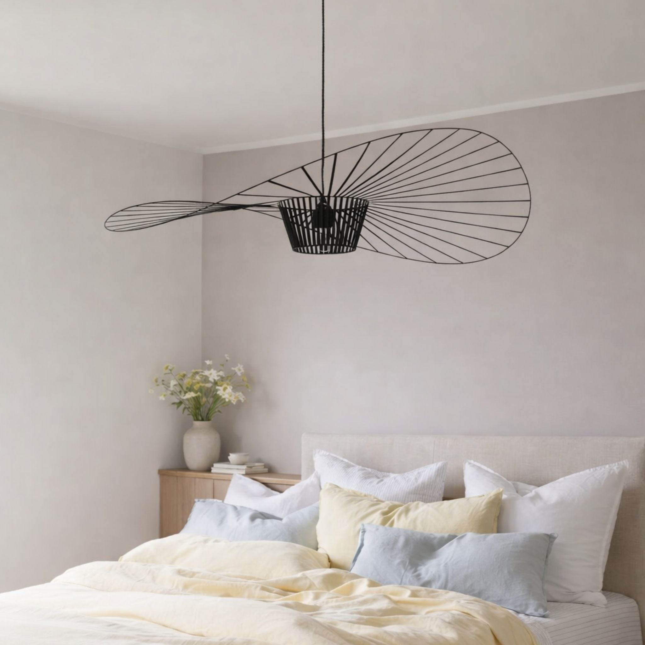 Taklampa Vertigo i modernt sovrum med ljusa färger för att fokusera på skulpturala formen som skapar harmonisk känsla 