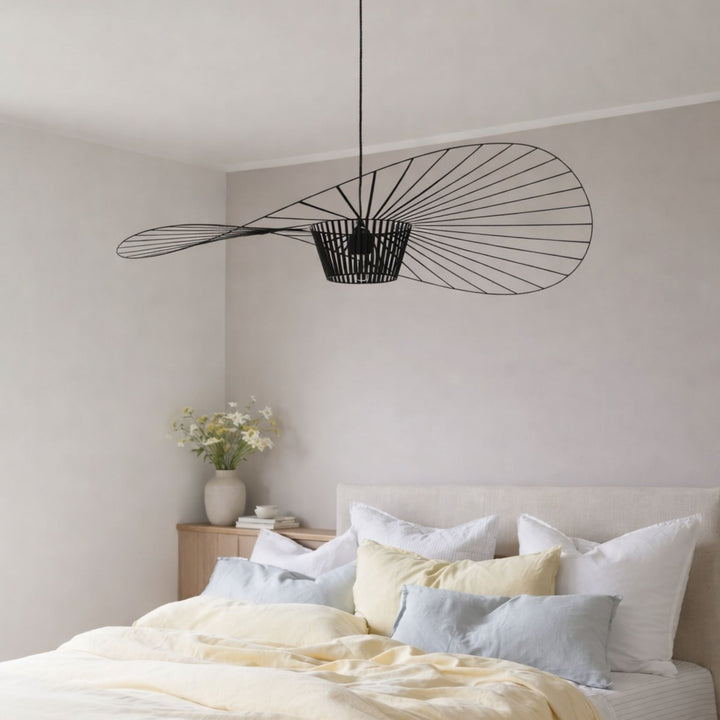 Taklampa Vertigo i modernt sovrum med ljusa färger för att fokusera på skulpturala formen som skapar harmonisk känsla 