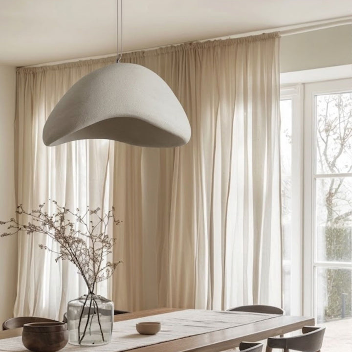 Wabi Sabi Wave 60cm taklampa med organisk form hängande över matbord med trästolar i en lugn och naturlig skandinavisk miljö