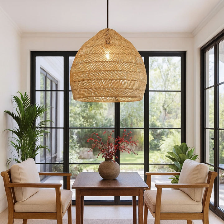 Taklampa Zenith i naturrotting i ljust rum med stora fönster och naturlig skandinavisk inredning