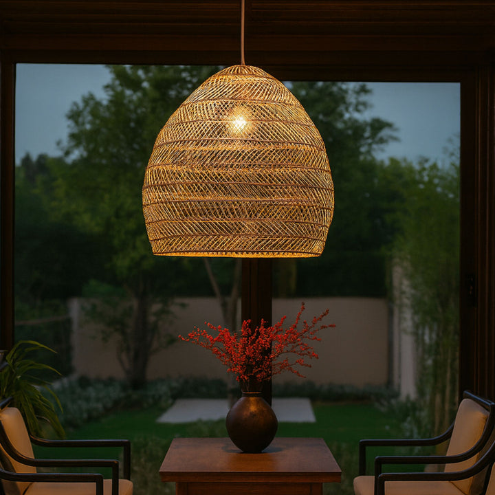 Taklampa Zenith i rotting tänd ovanför bord i vardagsrum med varm och stämningsfull belysning