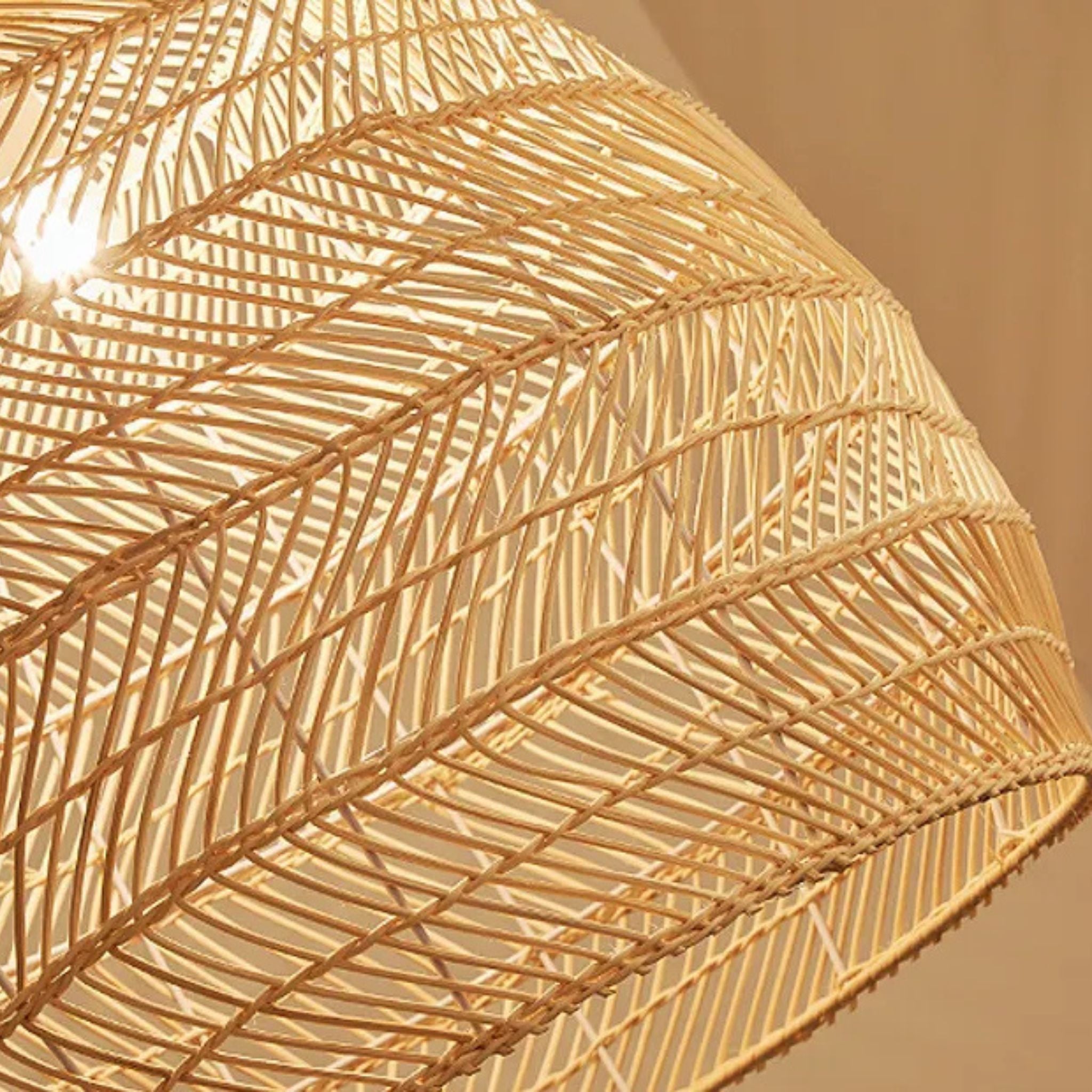 Närbild på Taklampa Zenith i handvävd rotting med dekorativ struktur 